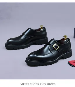 Detail eines schwarzen Herren-Monks aus Leder mit dicker Gummiprofilsohle und Metallschnalle