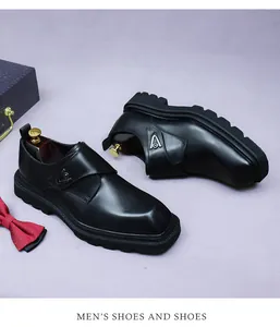 Dettaglio di scarpe eleganti in pelle nera con suole spesse e fibbie in metallo argento