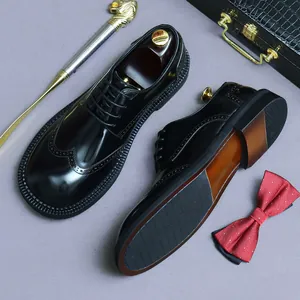 Polierte Brogue-Lederschuhe mit klassischen Lochmustern für Business und festliche Anlässe