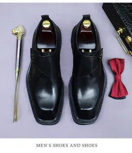 Dettaglio di scarpe monk in pelle a punta quadra con fibbia in metallo su sfondo neutro