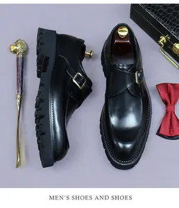 Draufsicht auf schwarzen Leder-Monk-Schuh mit Plateausohle und goldenem Schnallenzubehör