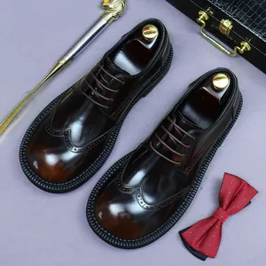 Poliertes braunes Leder Oxford Schuhe mit Brogue Schnitzereien und dicker Sohle für Herren