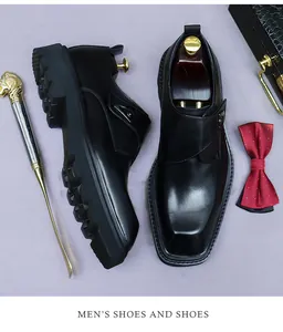 Dettaglio di scarpe in pelle nera a punta quadrata con suola spessa e fibbia in metallo