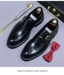 Draufsicht auf schwarze Doppel-Monkschuh aus Leder mit Metallschnallen und dicker Sohle
