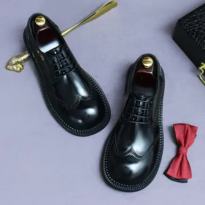 Herrenschuhe aus poliertem Leder mit Brogue-Muster und dicker Sohle für Business