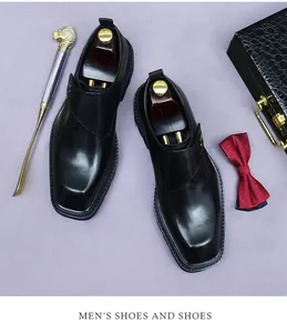 Scarpe monk in pelle a punta quadrata con tendiscarpe in legno e accessori classici
