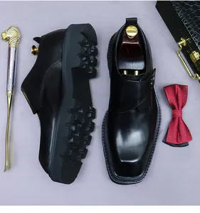 Dettaglio scarpa monk in pelle nera con fibbia metallica e suola spessa carrarmato
