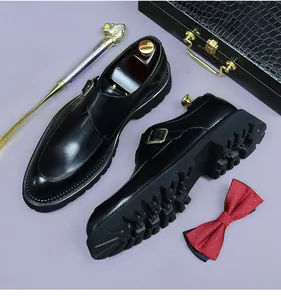 Details schwarzer Monk-Schuhe aus Leder mit klobiger Sohle und elegantem Zubehör