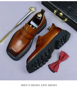 Dettaglio di mocassino platform in pelle marrone con suola in gomma spessa e carrarmato