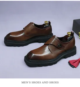 Dettaglio di scarpe monk in pelle marrone con finitura vintage e suola in gomma
