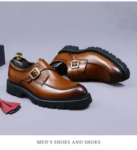 Nahaufnahme der braunen Leder-Monk-Schuhe mit dicker Gummisohle und Vintage-Textur
