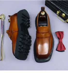 Dettaglio scarpe in pelle marrone con design a punta quadra e suole in gomma spesse