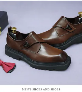 Dettaglio scarpe da ufficio in pelle marrone con punta quadrata e fibbie metalliche