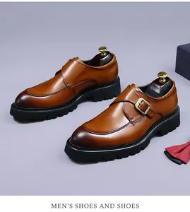 Nahaufnahme brauner Monkstrap-Schuh aus Leder mit Farbverlauf und dicker Gummisohle