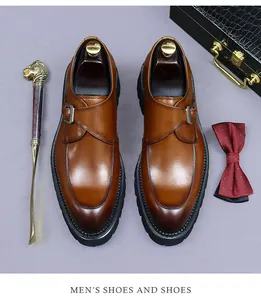 Detailansicht brauner Monkstrap-Schuhe aus Leder mit Profilsohle und Herren-Accessoires