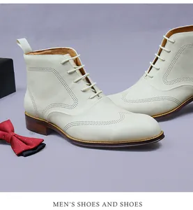 Détail de bottines brogue en cuir blanc pour homme avec perforations et semelle marron