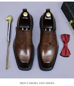 Dettaglio di scarpe monk in pelle marrone con tendiscarpe in legno e accessori di lusso