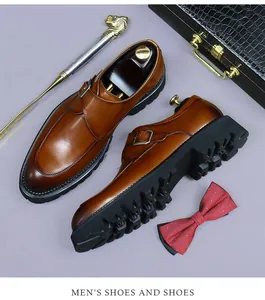 Detailansicht brauner Monkstrap-Lederschuhe mit Metallschnalle und dicker Gummisohle