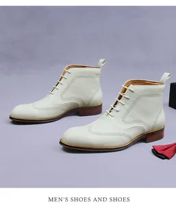 Vue latérale de bottines en cuir blanc avec motifs brogue wingtip et lacets élégants
