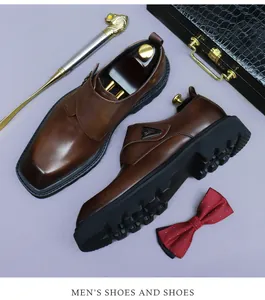 Dettaglio scarpe business in pelle marrone con fibbie metalliche e suole spesse a carrarmato