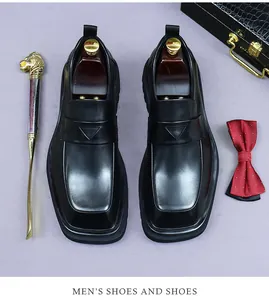 Vista piana di scarpe derby in pelle nera con tendiscarpe e accessori da gentiluomo