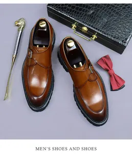 Detailansicht brauner Leder Monkstrap Schuhe mit dicker Sohle und goldenen Accessoires