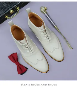 Vue détaillée de bottines brogue en cuir blanc cassé avec motifs Richelieu élégants