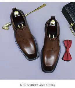 Vista piatta di scarpe monk in pelle marrone con calzante e papillon coordinati