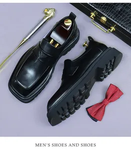 Dettaglio di mocassini da uomo in pelle nera con suola spessa e accessori eleganti