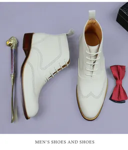 Gros plan sur bottines Brogue en cuir blanc avec perforations et semelle bois