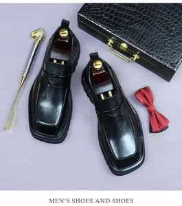 Mocassini da uomo in pelle nera con punta squadrata e accessori business su sfondo viola