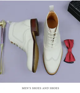 Détail de bottines en cuir beige avec motifs richelieu et semelle marron élégante