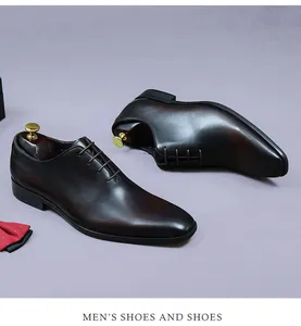 Vue macro de chaussures Oxford en cuir marron poli avec une élégante finition patinée