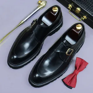 Klassische schwarze Leder-Monk-Schuhe mit goldener Schnalle und dicker Sohle für Herren