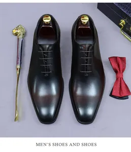 Chaussures richelieu en cuir marron dégradé avec des accessoires pour gentlemen