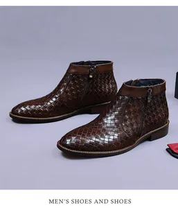 Dettaglio di stivali da uomo in pelle intrecciata marrone con cerniera e cuciture