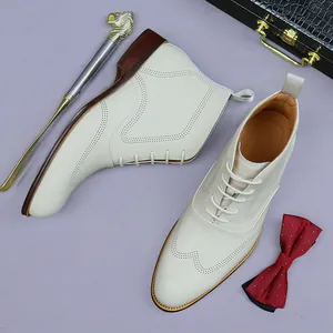 Bottines Brogue homme en cuir blanc cassé avec perforations et semelle marron