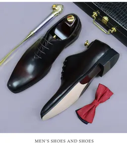 Gros plan détaillé de chaussures richelieu en cuir brun rouge foncé avec embauchoirs