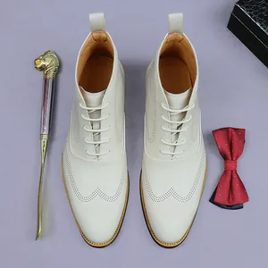 Bottes en cuir beige pour hommes avec motif richelieu et bout golf fleuri classique