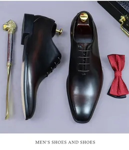 Chaussures richelieu en cuir marron dégradé avec nœud papillon rouge et chausse-pied