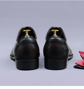 Vue détaillée du talon de chaussure Oxford en cuir marron foncé avec noeud papillon