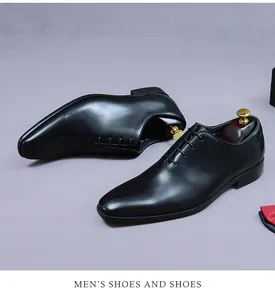Chaussures richelieu en cuir noir poli avec embauchoirs et nœud papillon à pois rouges