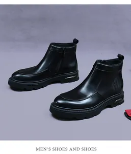 Detalle de botas de cuero negro con cremallera lateral, suela gruesa y adorno metálico en talón