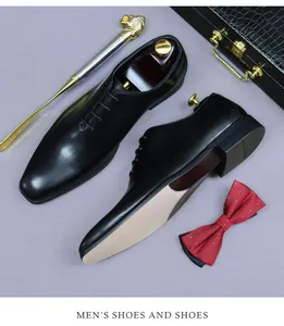 Chaussures richelieu en cuir noir poli avec nœud papillon sur fond violet élégant