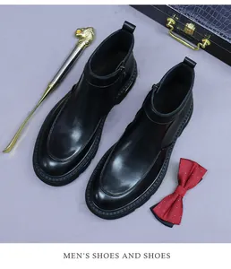 Detalle de botas Chelsea de cuero negro con cremallera lateral y suela gruesa