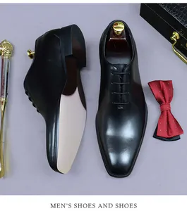 Vue à plat de chaussures richelieu en cuir noir avec nœud papillon et canne à pommeau d'or