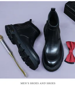 Detalle de botines Chelsea de cuero negro con cremallera metálica y relieve geométrico