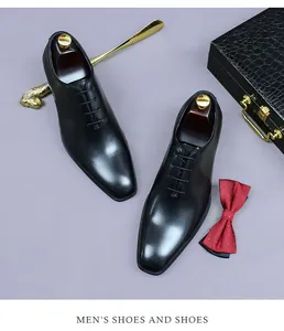 Chaussures richelieu classiques en cuir noir avec laçage, embauchoir et accessoires élégants