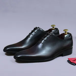 Chaussures Oxford en cuir poli marron foncé pour hommes avec bout dégradé et lacets fins