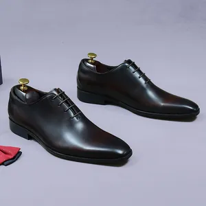 Chaussures Richelieu en cuir marron foncé pour homme avec finition dégradée et embauchoirs